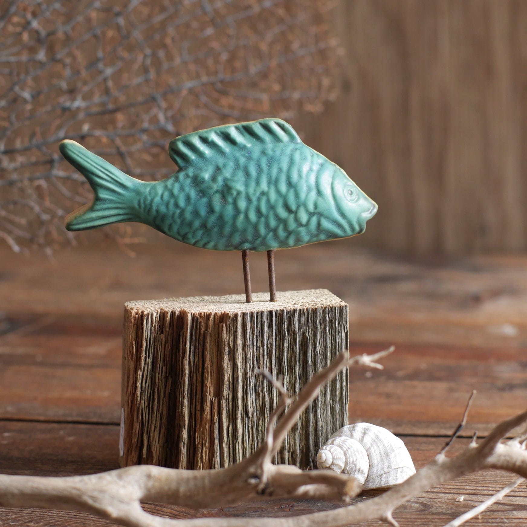 Keramikfisch auf Holz