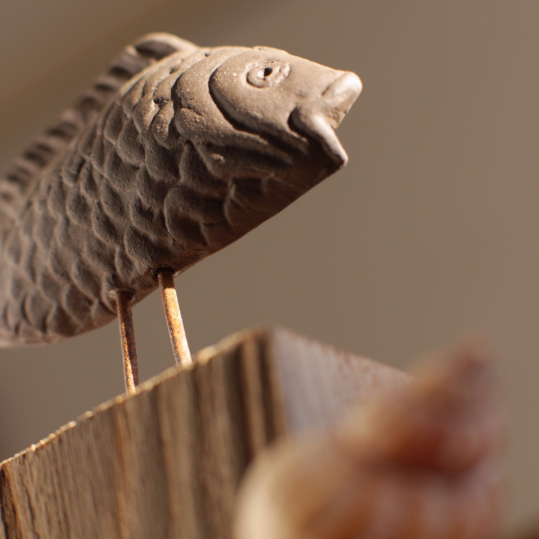 Keramikfisch auf Holz