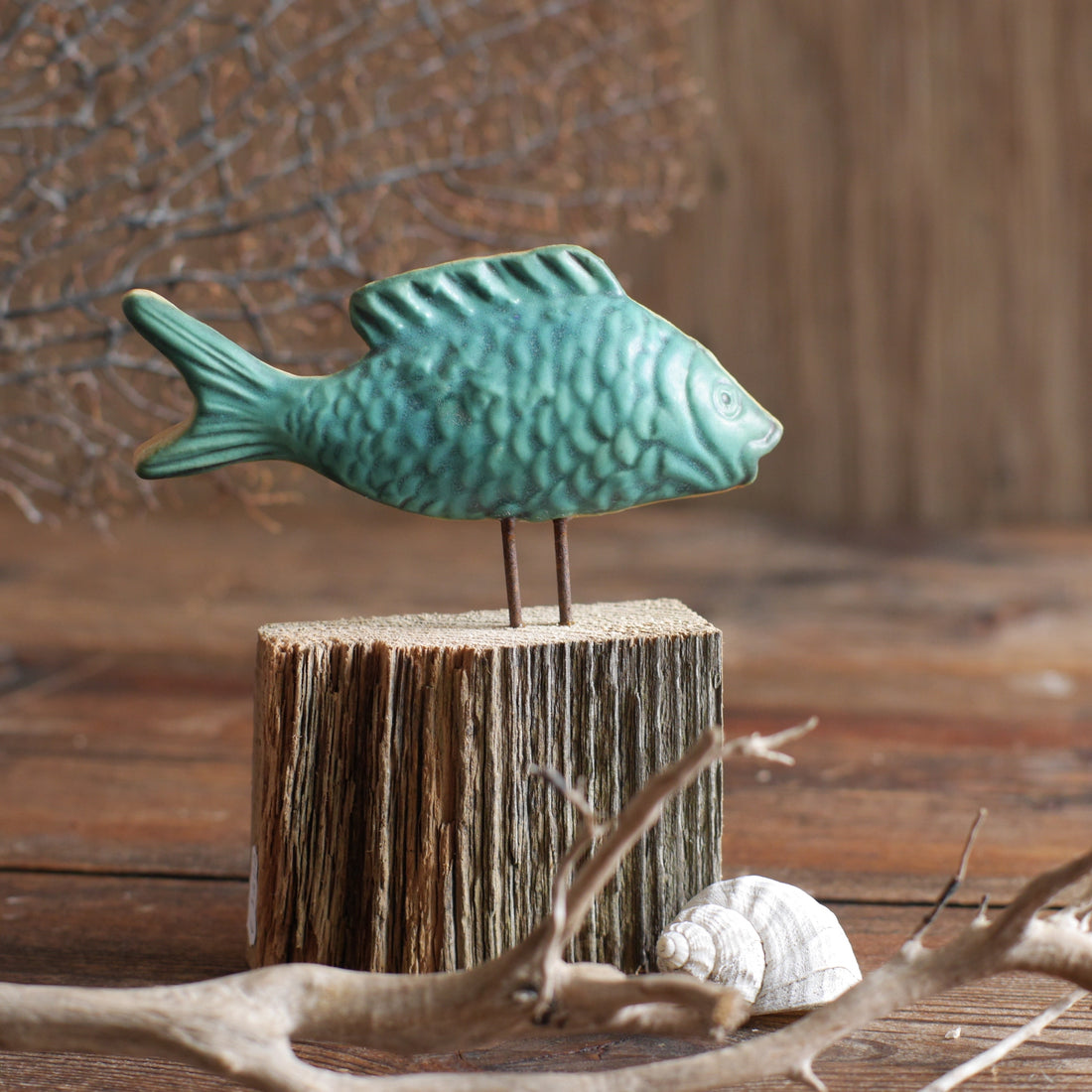 Keramikfisch auf Holz