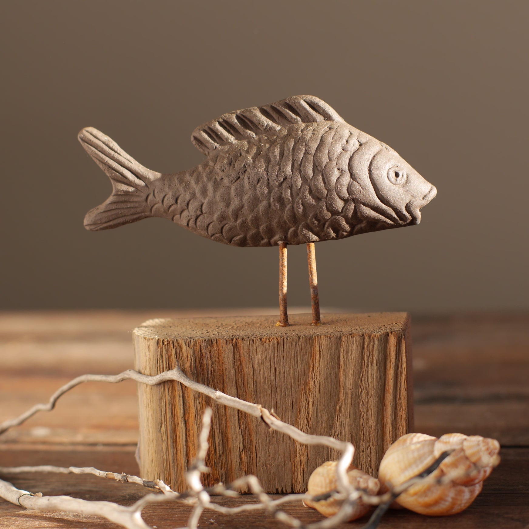 Keramikfisch auf Holz